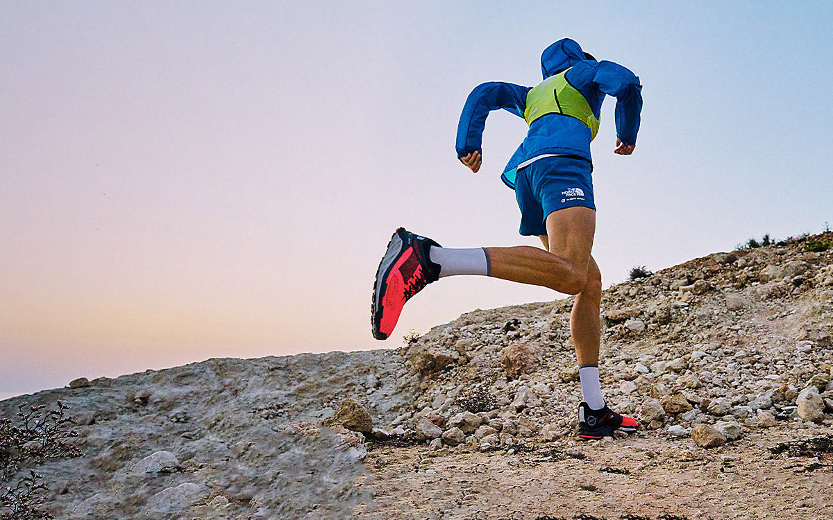 Sportivo corre con un paio di The North Face Vectiv Flight